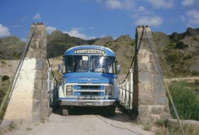 Autobús de excursiones pasando el puente